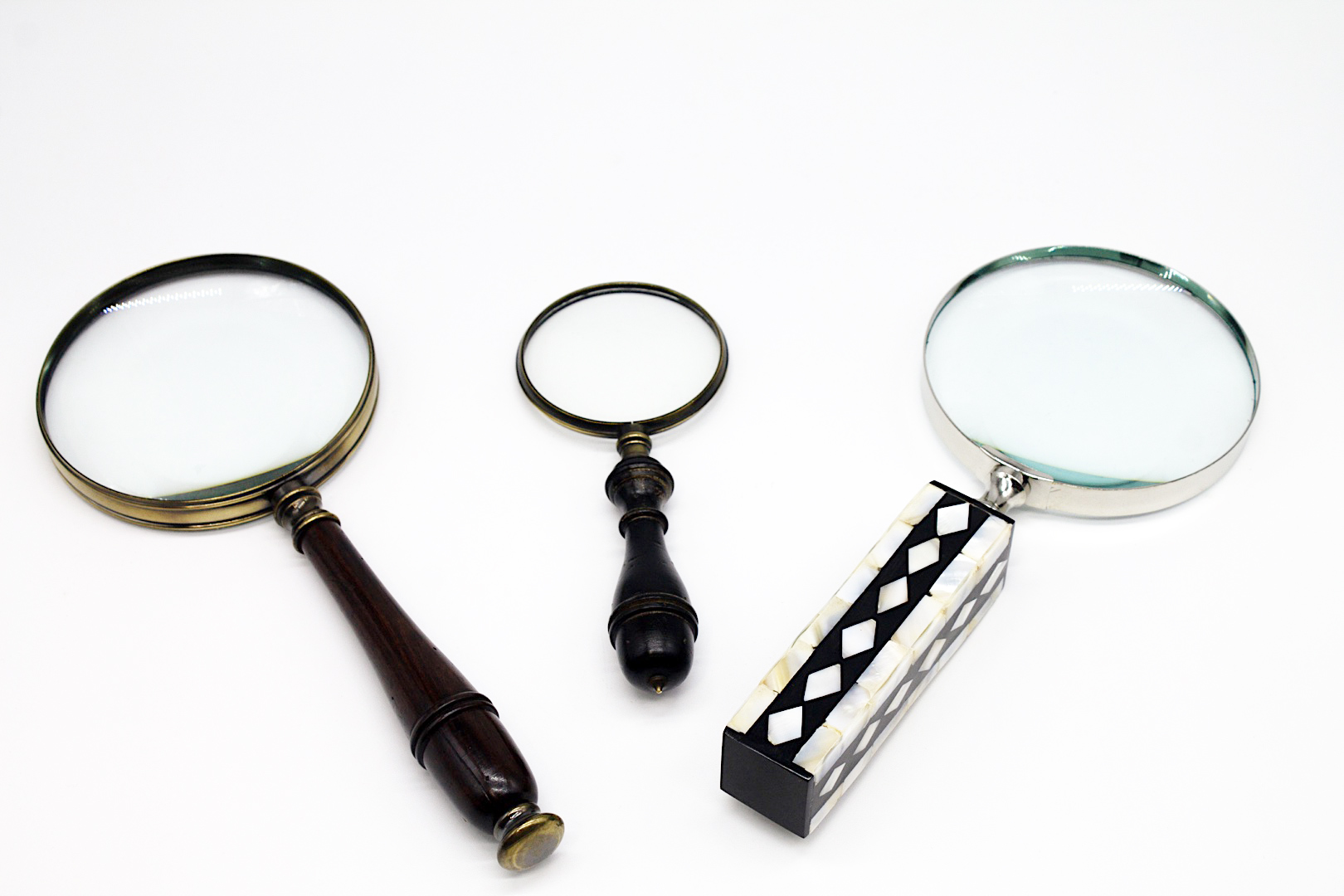 oggetti per l'arredo della casa a Roma, oggetti per l'arredo del tuo ufficio, oggetti per l'arredo della tua barca, quadri, oggetti da parete, orologi da muro, orologi da tavolo, uova di struzzo a Roma, uova di struzzoOggetti eleganti, stravaganti e classici per arredare la tua casa, il tuo studio, il tuo negozio, la tua barca: qualsiasi luogo che ami.