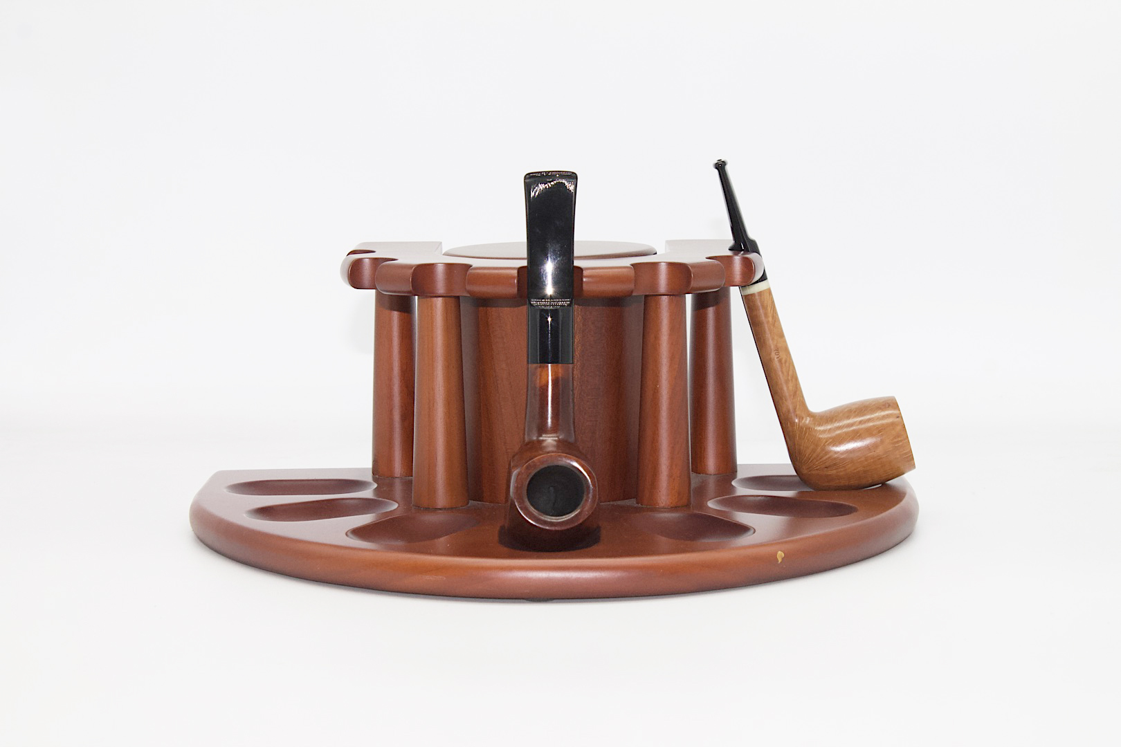 portapipe a Roma, accessori per la pipa Roma, acquisto accessori da pipa, porta pipa in legno, porta pipa da tavolo, porta pipa savinelli, porta pipe in legno, posacenere da pipa, nettapipa, manutenzione della pipaSpecializzati nella vendita di pipe e di accessori da pipe a Roma. Consulenza, riparazione e manutenzione per pipe in radica e in schiuma.