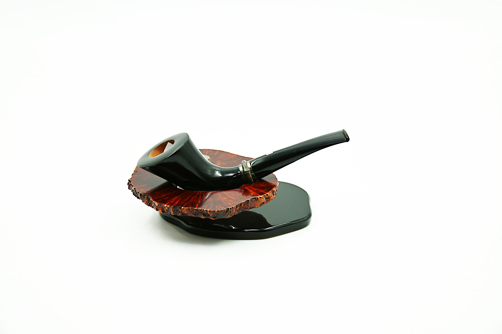 portapipe a Roma, accessori per la pipa Roma, acquisto accessori da pipa, porta pipa in legno, porta pipa da tavolo, porta pipa savinelli, porta pipe in legno, posacenere da pipa, nettapipa, manutenzione della pipaSpecializzati nella vendita di pipe e di accessori da pipe a Roma. Consulenza, riparazione e manutenzione per pipe in radica e in schiuma.